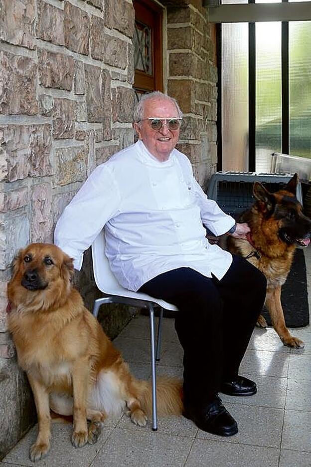 El cocinero Juan Mari Arzak con sus dos perros, Mateo y Bruno.