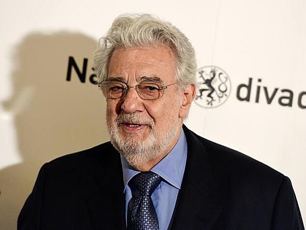 Plácido Domingo ha sido acusado de haber cometido acoso sexual en la década de los 80 y él se ha defendido.