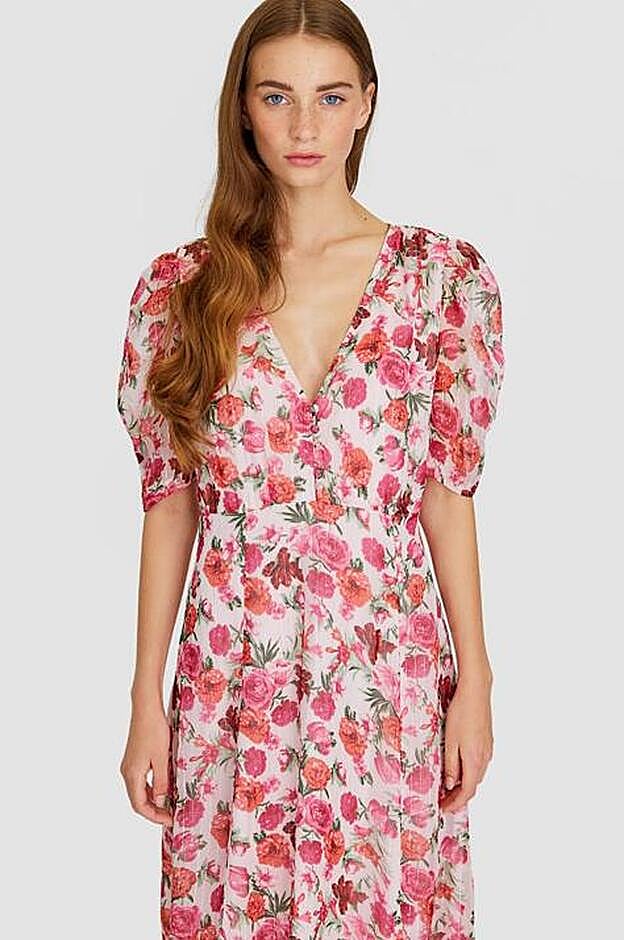 Vestido de gasa estampado de la nueva colección de Stradivarius.