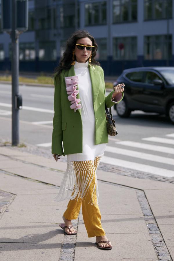 Un vestido de flecos no solo tiene la función que se espera de él. También lo puedes adaptar a un look de traje de chaqueta y pantalón y convertirlo en algo realmente especial. ¿Necesitas más pruebas? Nos hemos enamorado de este estilismo.