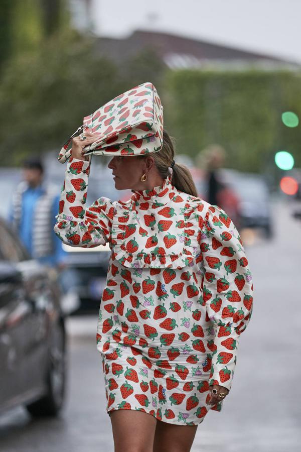 Ha sido un flechazo. Este vestido de Gucci con estampado de fresas que ya hemos visto en el street style de Copenhague pide a gritos un clon en nuestras firmas low cost de cabecera. ¿No es lo más bonito que has visto nunca? Y tiene el bolso a juego.