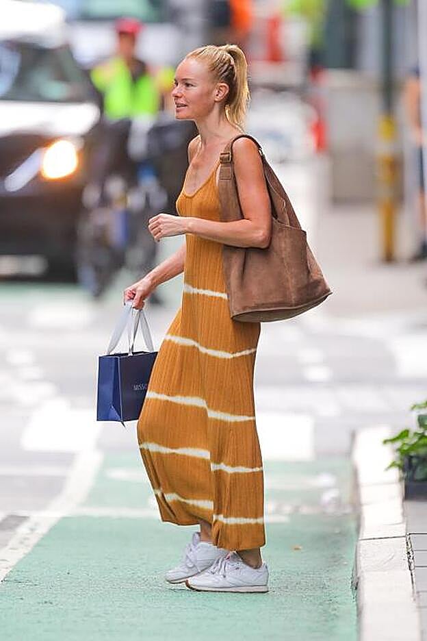 La actriz Kate Bosworth lo ha lucido en Nueva York y combinado con unas sneakers blancas y un bolso de ante en color marrón.