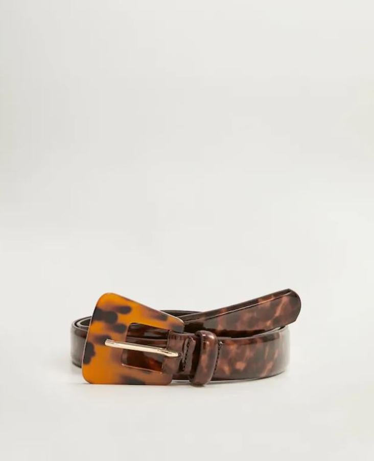 Dale un toque vintage a tu combinación de vaqueros y camisa blanca. De Mango, (15,99 euros).