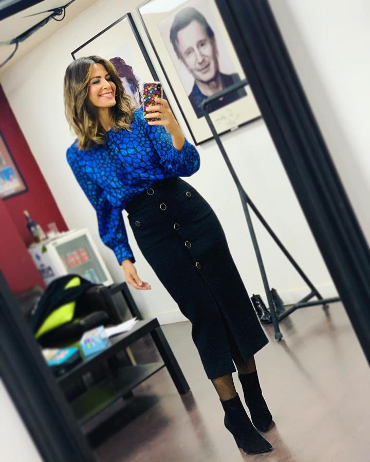 Nuria Roca dio vida a esta falda de tubo con botones de Zara con una blusa en azul eléctrico.