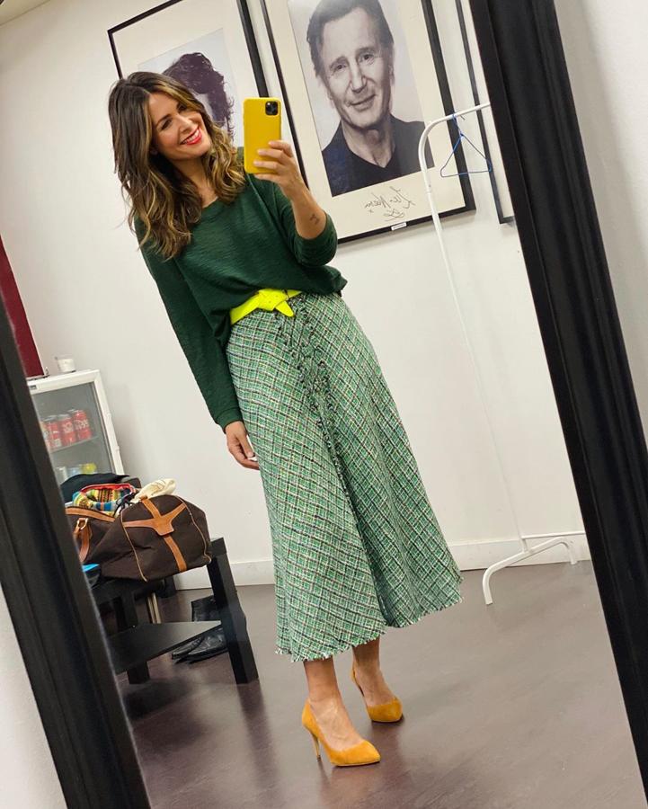 Nuria Roca demostró que sabe cómo sacarse partido con  este look  con falda de Zara que transformó gracias al complemento de un cinturón flúor.