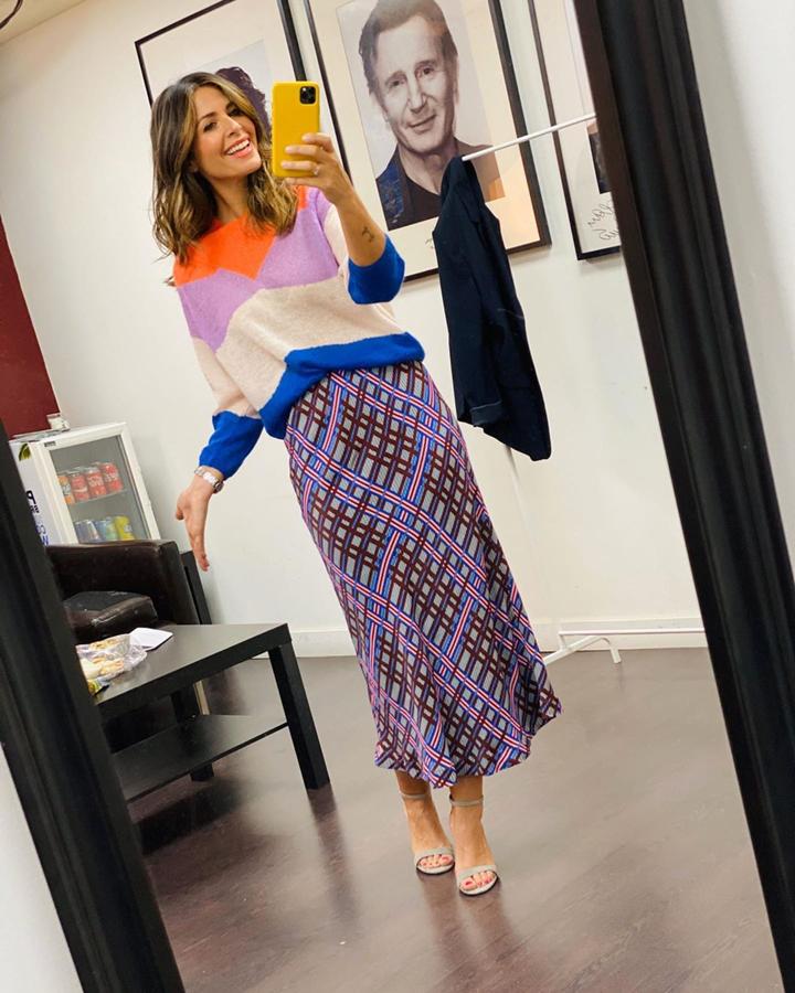 Nuria Roca arriesgó con esta combinación de estampados y ganó gracias a  este jersey de rayas  con el que ha conseguido uno de sus mejores looks.