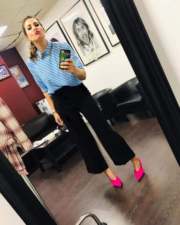 Así de original se vistió Nuria Roca para uno de los programas de 'El Hormiguero'. Dio vida a este pantalón culotte negro con una camisa azul de rayas y cuello con el borde de leopardo y stilettos rosas.