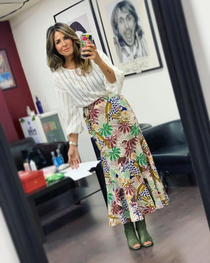 Esta falda de flores nos ha parecido lo más. Nuria Roca la combinó con un top calado blanco y sandalias verde caqui.