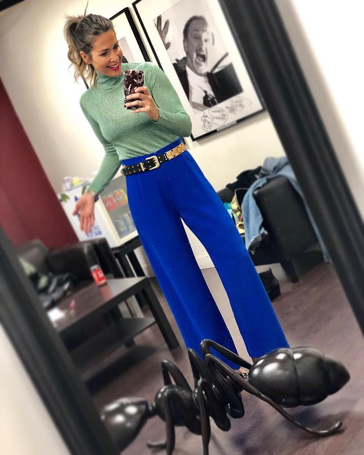 Los looks working girl son de los favoritos de Nuria Roca. La presentadora sorprendió con este compuesto por unos pantalones azul eléctrico anchos y un jersey verde pastel de glitter.  ¡Te contamos cómo copiarlo!