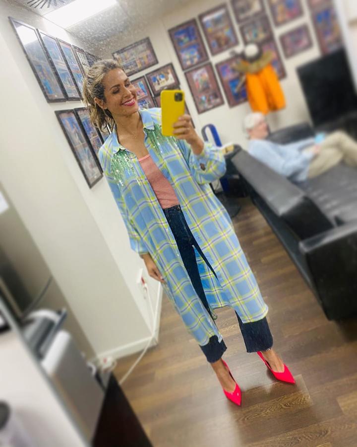 DEspués del confinamiento por el coronavirus, Nuria Roca volvió a la televisión con un look con  esta sobrecamisa larga  para disimular los kilos que había cogido durante la cuarentena.