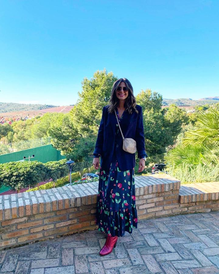 Nuria Roca consiguió  un look ideal  con prendas low cost formado por este vestido de flores de Lebor Gabala y una blazer azul marino de Zara.