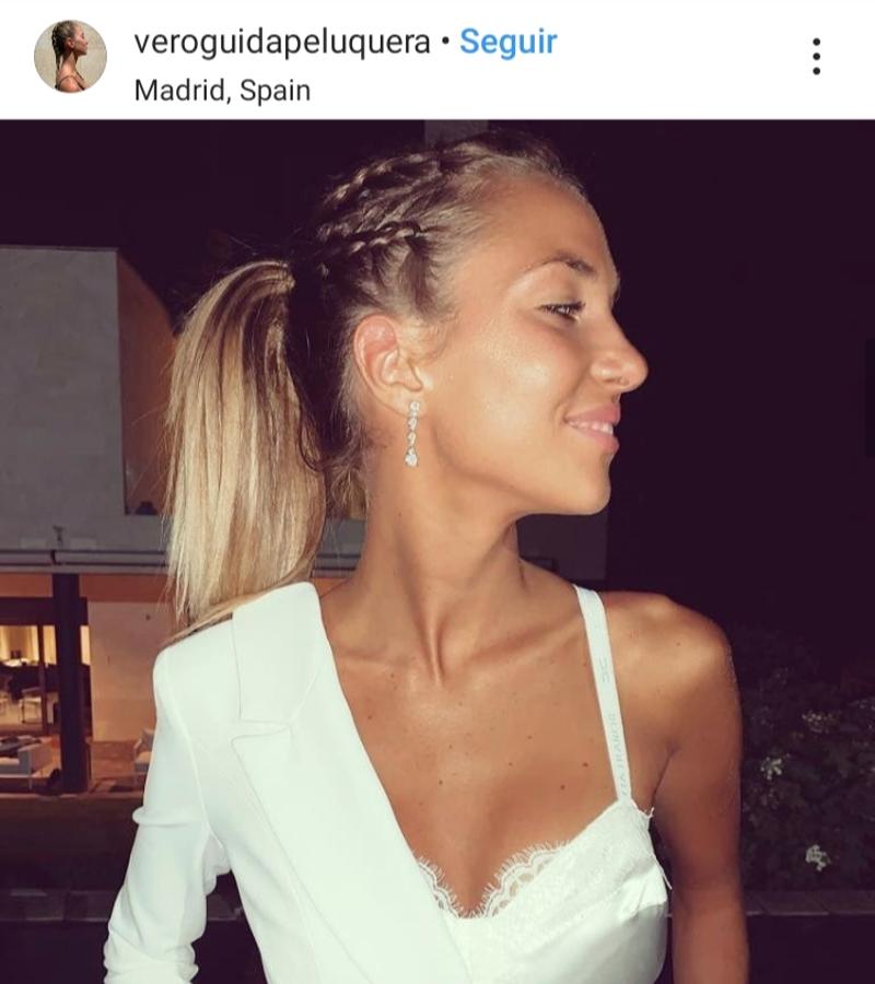 A Alice Campello la hemos visto este verano con su clásica melena suelta, pero también con peinados en los que las trenzas han sido las protagonistas. Para este look se decantó por la clásica coleta alta, pero esta vez con detalles de trenzas laterales tejidas ¡Nos encanta!