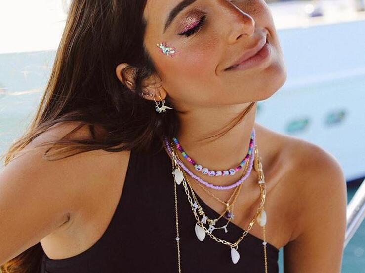 Fotos: Estos son los 10 accesorios que no te pueden faltar para ir a la playa como una influencer