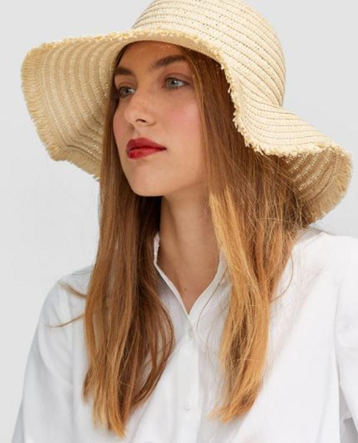 Este tiene el ala corta y es perfecto para protegerse del sol con estilo. Está agotado en la web de Stradivarius pero si tienes suerte de encontrarlo en tienda, solo te costará 9,99 euros.