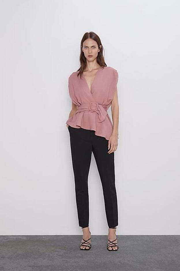 Top de Zara en rosa emplvado, sin mangas y cinturón del mismo tejido (25,95 euros).