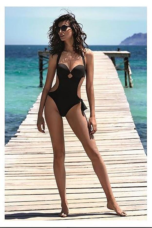 Este es el bañador de Selmark que lleva Pilar Rubio pero en color negro, el único tono disponible en la web de la firma.