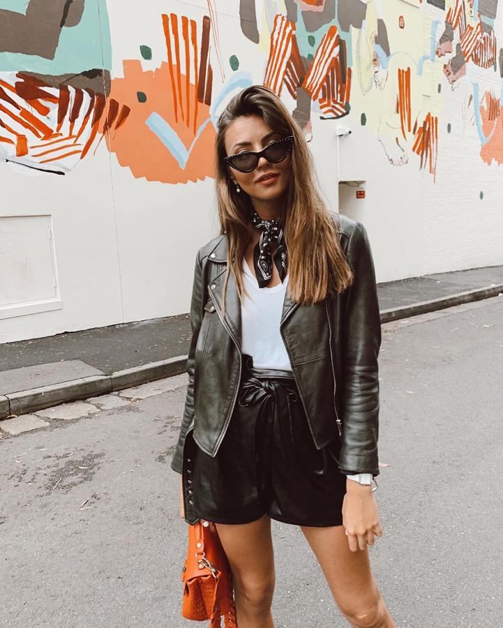 Al más puro estilo Grease se vistió en una ocasión la influencer. Con una biker negra de Zara , unos shorts de cuero negros de Asos y un pañuelo de la misma firma, Aretha mostró su lado más rockero. Completó el look con gafas de sol de Bershka.