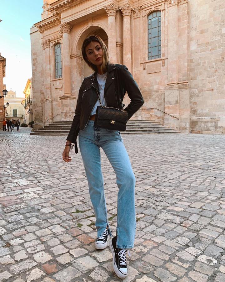 Las zapatillas Converse de plataforma son el calzado más visto este 2019 y Aretha las combinó con varios looks como este con jeans campana, biker negra de Zara y bolso de Chanel.
