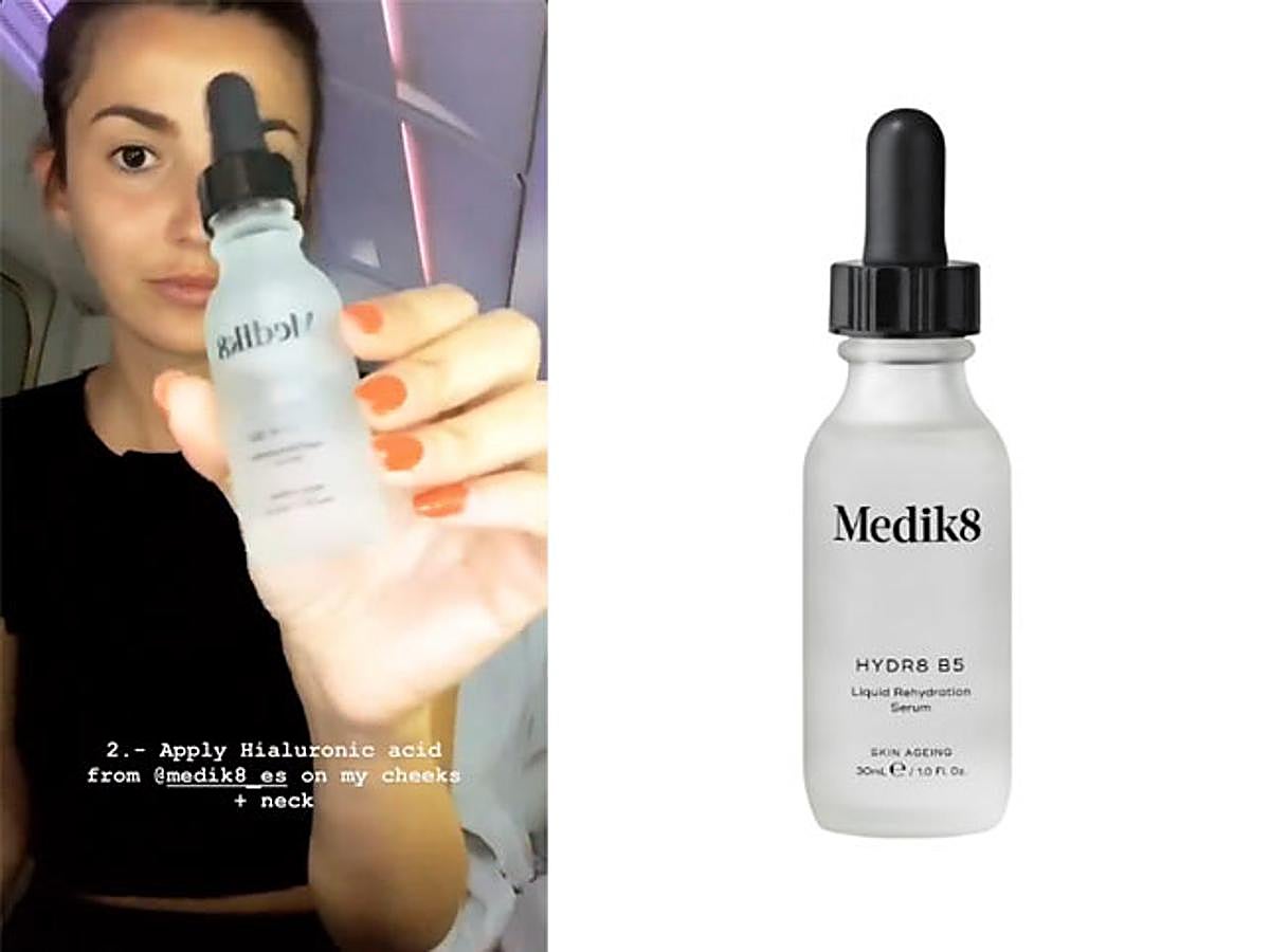 Otro de los imprescindibles es este chute de ácido hialurónico para la piel a través del suero de rehidratación en formato líquido de Medik 8. Alexandra Pereira aplica un par de gotas en el rostro y después las extiende con pequeños toquecitos.