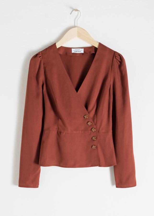 En tono arcilla, con volumen en los hombros y botonadura cruzada, de & Other Stories (41 euros).