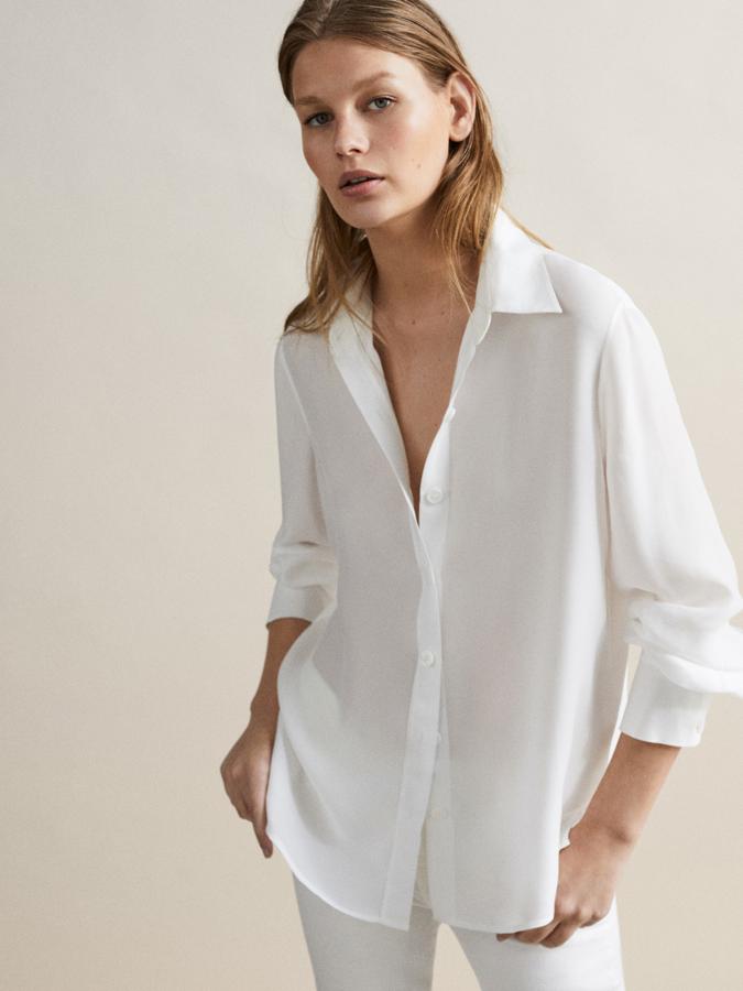 Cuánto hay que agradecerle a la camisa blanca y cuántos grandes looks nos ha dado a lo largo de la historia. Que se lo digan a Givenchy o a Carolina Herrera, sus grandes precursores. Esta de Massimo Dutti sienta fenomenal y se ha quedado en 24,95 euros.