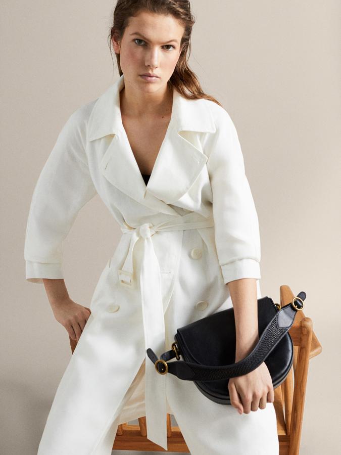 Si llevamos pantalones blancos en pleno invierno, con la gabardina nos va a pasar lo mismo. Porque no es un color solo para el buen tiempo. Esta es de Massimo Dutti y se ha quedado en 59,95 euros.