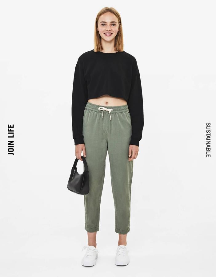 En otoño hay  mucha variedad de tendencias en cuanto a pantalones se refiere . Y unos jogger, cómodos y versátiles, son una buena y fantástica inversión. Estos de Bershka cuestan solo 11,99 euros.