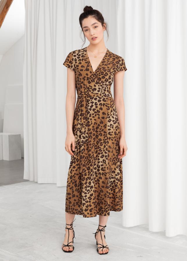 El leopardo seguirá reinando en los armarios de la próxima temporada así que este vestido de & Other Stories será el perfecto comodín para tus looks de oficina para el día o de fiesta para la noche (47 euros).