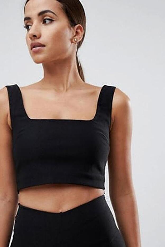 Top corto con escote cuadrado en negro de Vesper, 34,99 euros.