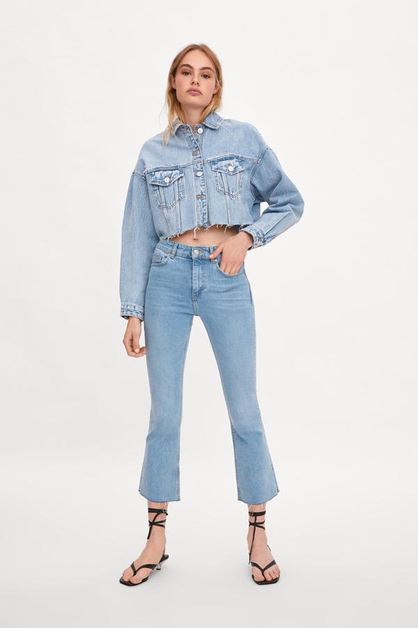Pitillo, mom, ochenteros... y flare. Los vaqueros con ligera campana en el tobillo llegaron para quedarse y en Zara puedes encontrarlos por 7,99 euros. Aunque ya te advertimos que, con este precio, quedan muy pocas tallas.