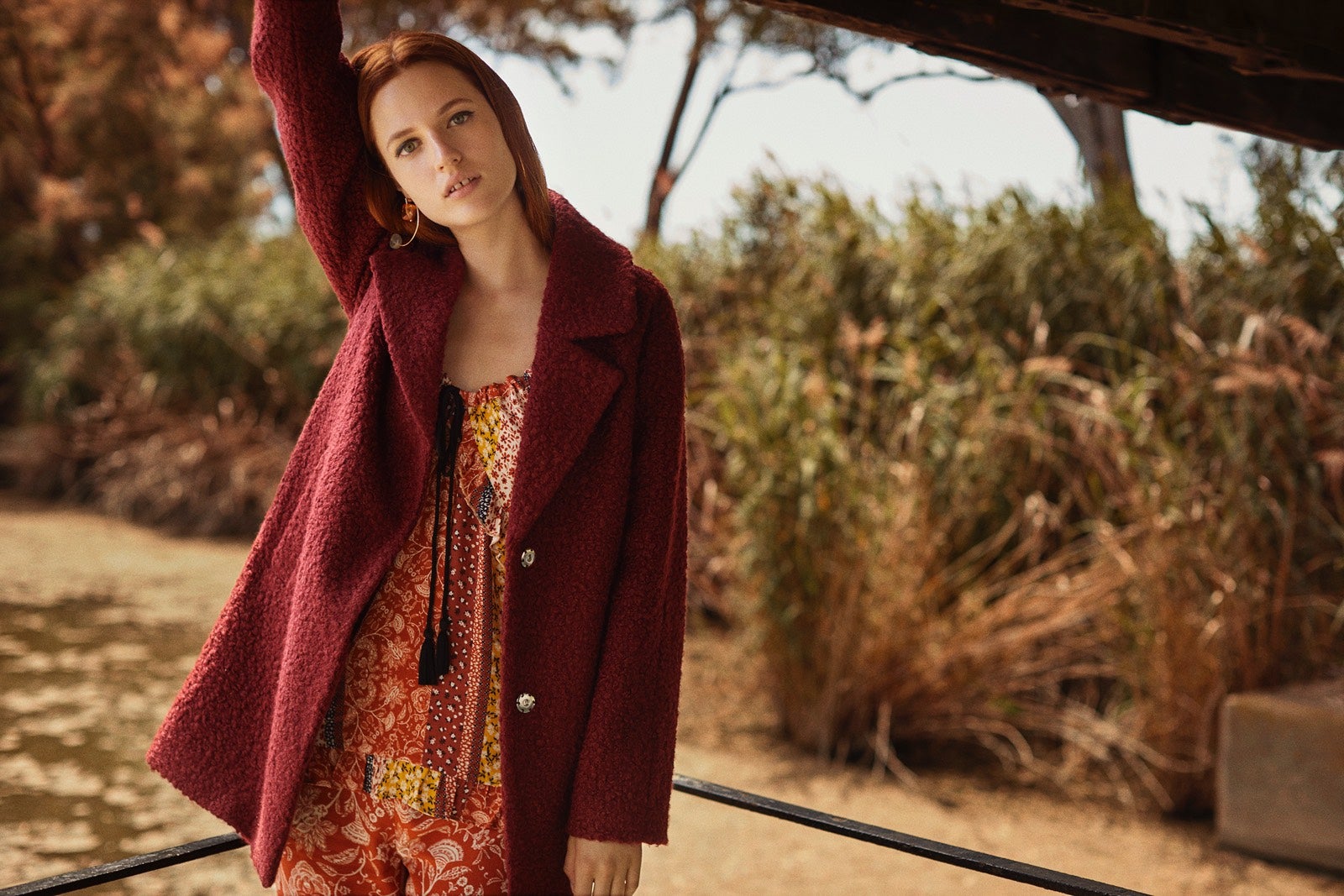 Vestido boho: 19,99 euros. Abrigo con solapa en color burdeos: 39,99 euros. Todo en Lefties.