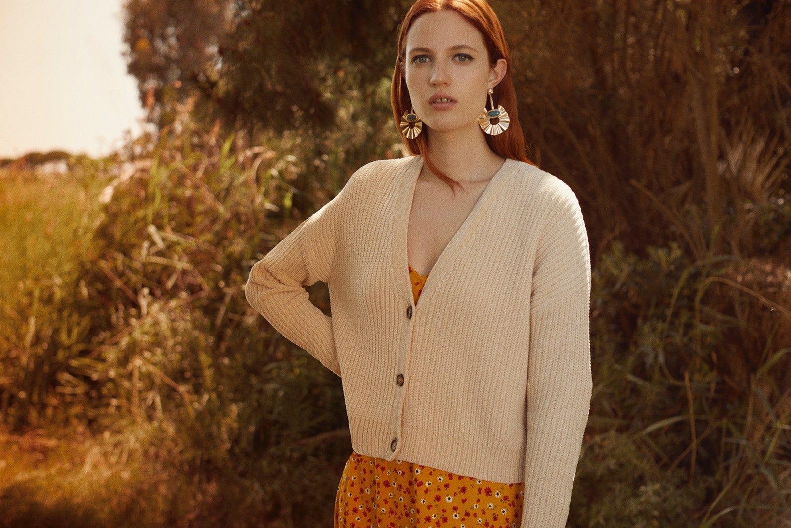 Jersey de chenilla: 12,99 euros. Camisa con flores: 10,99 euros. Todo en Lefties.