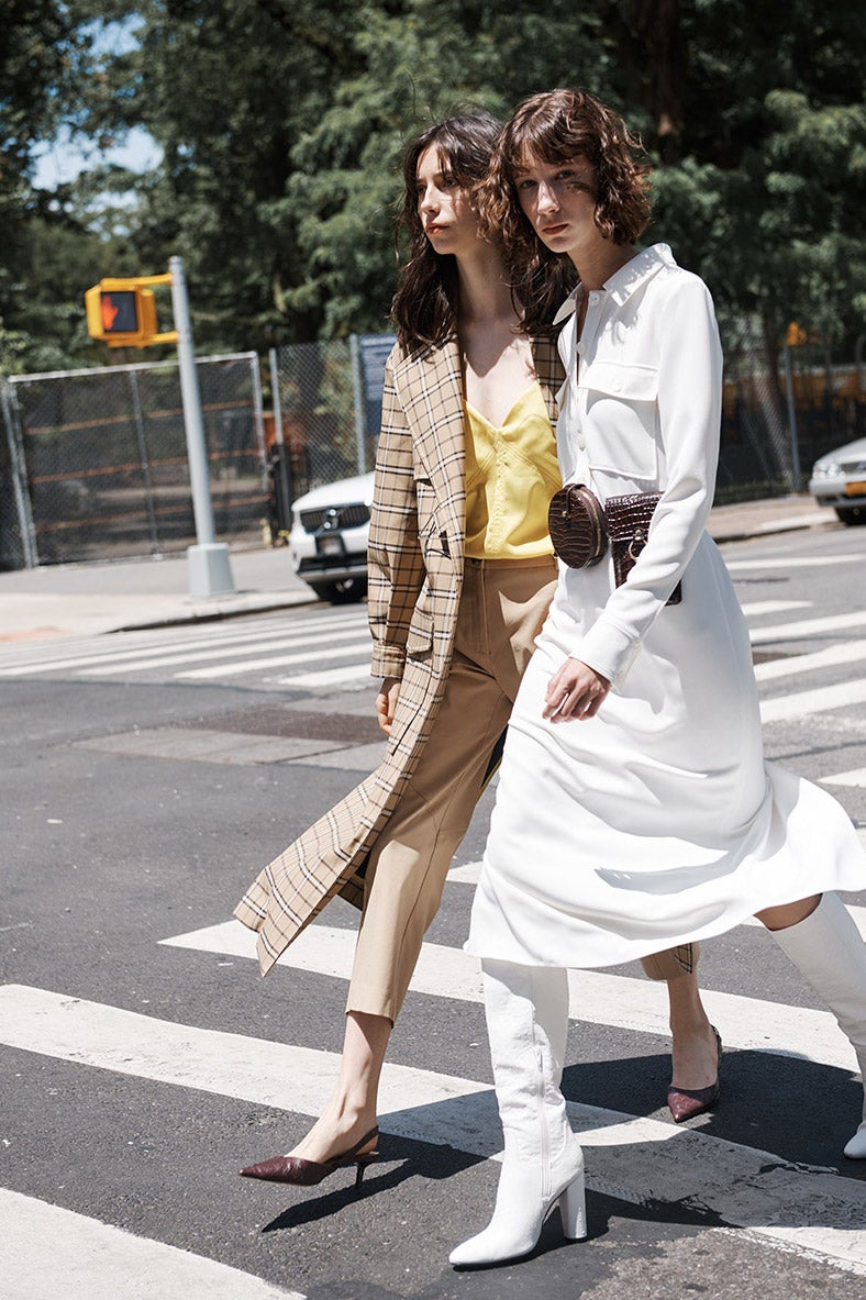 Pantalón chino: 35,99 euros. Zapato destalonado: 29,99 euros. Vestido camillero con pespuntes: 49,99 euros. Todo de Sfera.