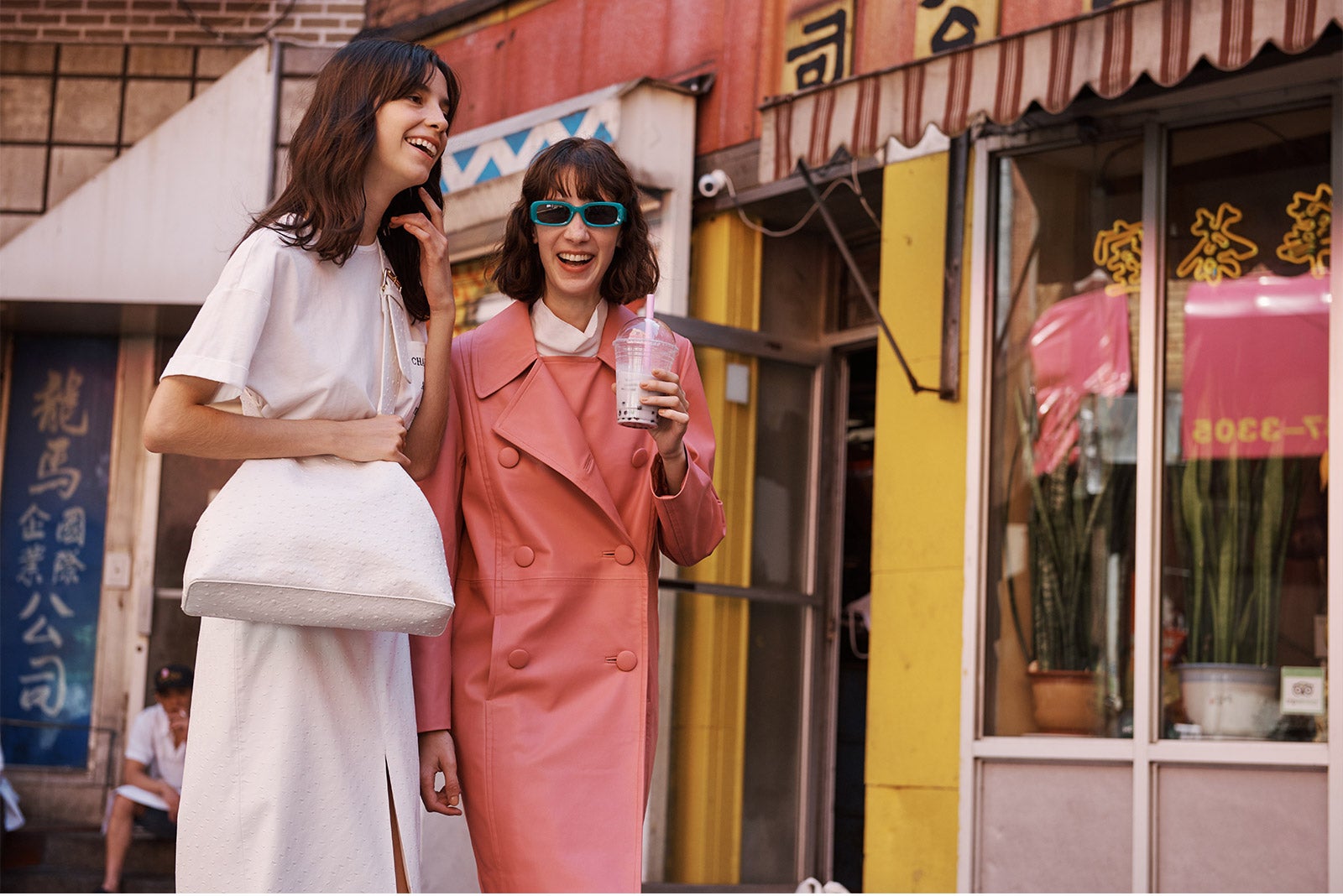 Abrigo efecto piel en color rosado: 49,99 euros en Sfera.