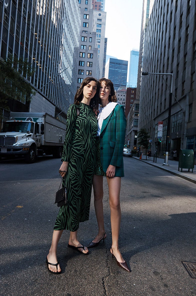 Vestido de cebra: 29,99 euros. Blusa con cuello bobo: 25,99 euros. Falda mini con estampado de serpiente: 29,99 euros. Chaqueta de cuadros: 59,99 euros y zapatos destalonado: 29,99 euros. Todo de Sfera.