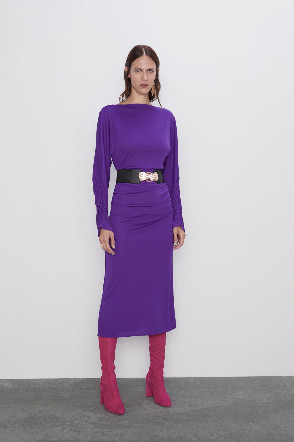 Vestido con cuello amplio y manga larga: 22,95 euros en Zara.