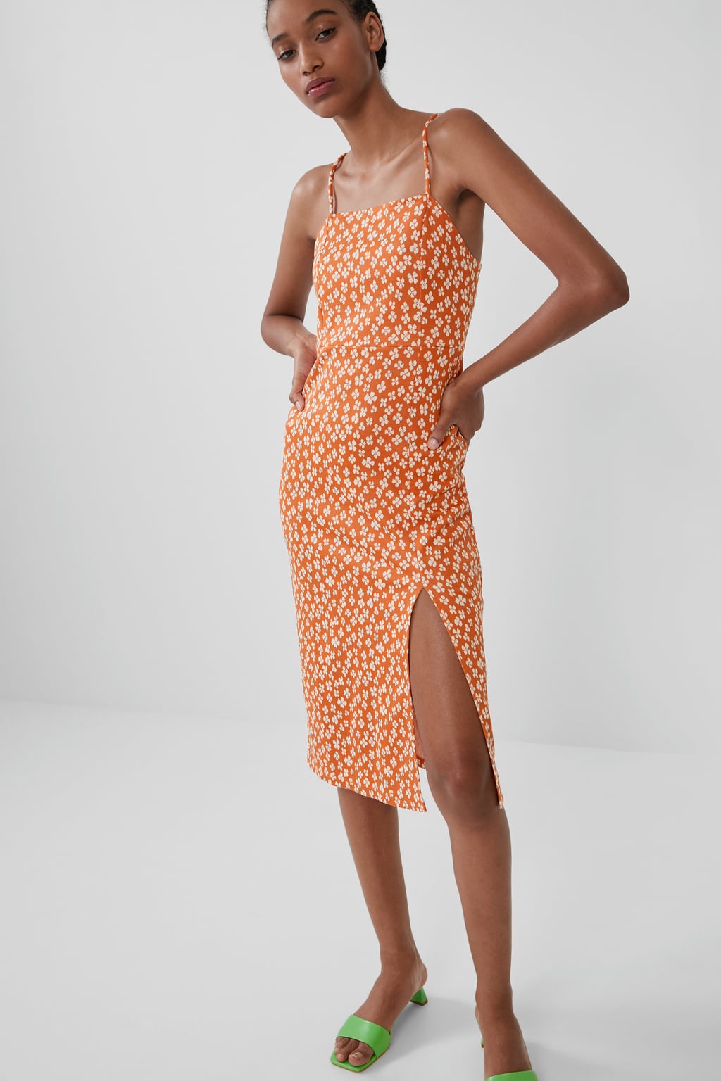 Vestido con abertura lateral de Zara y estampado floral: 12,95 euros.