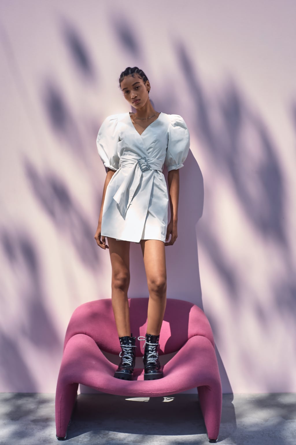 Vestido con volumen y cinturón joya: 29,95 euros en Zara.