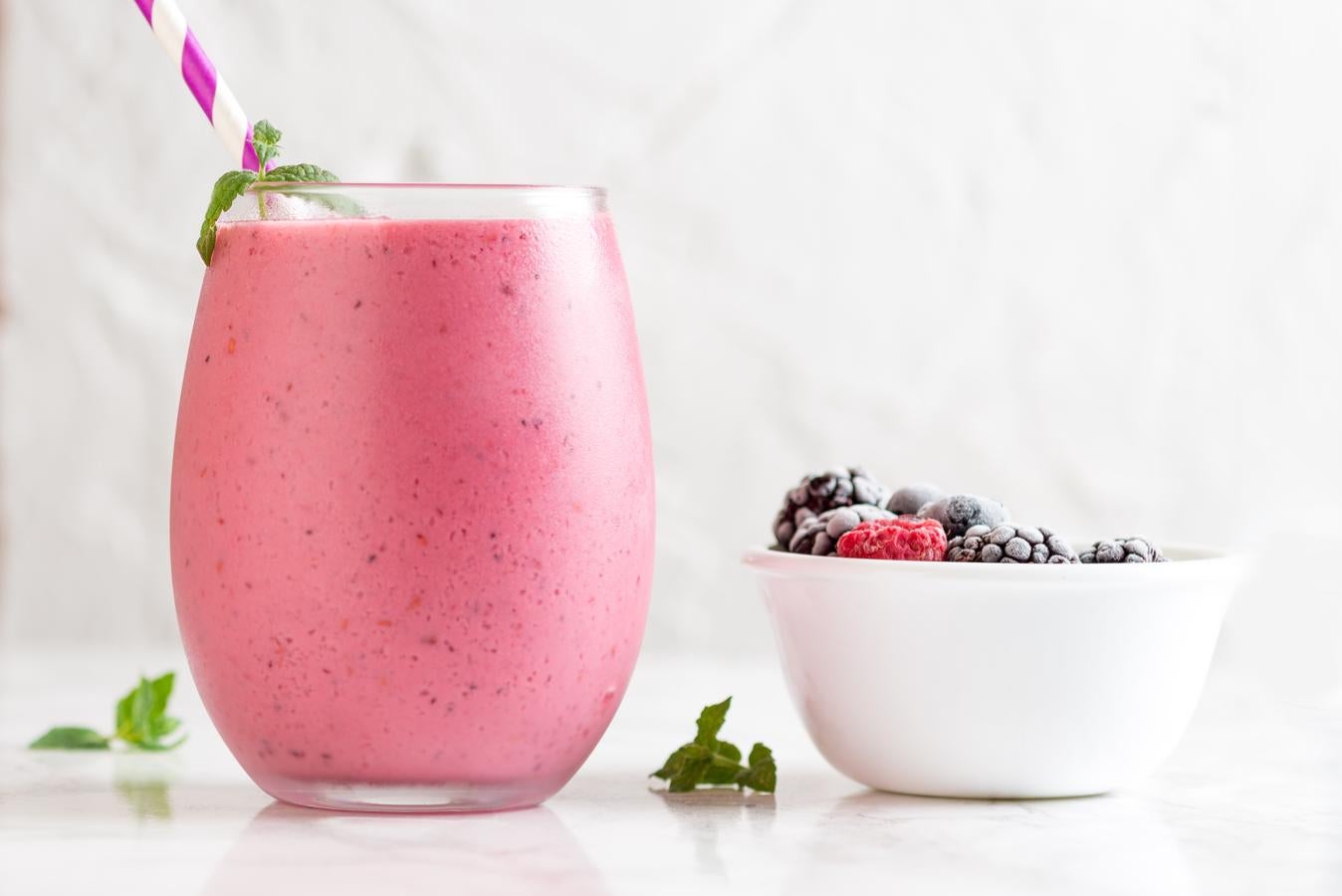Los smoothies, además de estar riquísimos, son perfectos para depurar el organismo y hasta algunos como  este con arándanos y banana  ayudan a perder grasa. La conocida dieta de los batidos verdes ayuda a eliminar toxinas y resetear el organismo, ya que mantienen la fibra de los vegetales y frutas, además de aprovechar todo su poder depurativo.