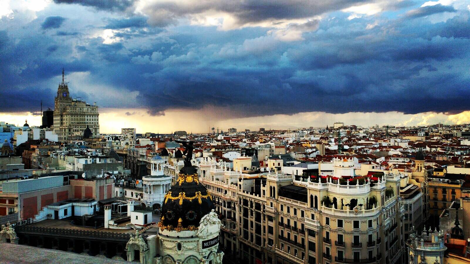 La terraza del Círculo de Bellas Artes se ha convertido en uno de los sitios más emblemáticos de la capital. Si quieres disfrutar de unas vistas al completo del centro de Madrid sube por 4 euros al mirador situado en su última planta, donde también puedes tomar algo.