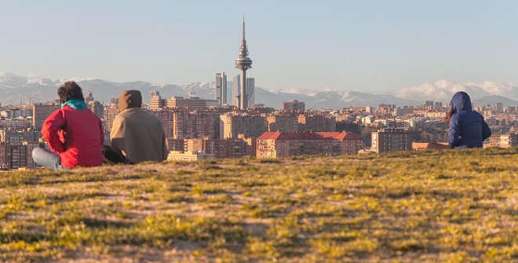 Sin duda este es uno de los planes gratuitos que no te puedes perder si quieres contemplar una buena panorámica de Madrid. El parque del Cerro del Tío Pío o también llamado Parque de Las 7 tetas debido a la forma de sus colinas está situado en el Puente de Vallecas y ahí están una de las mejores vistas de la ciudad.
