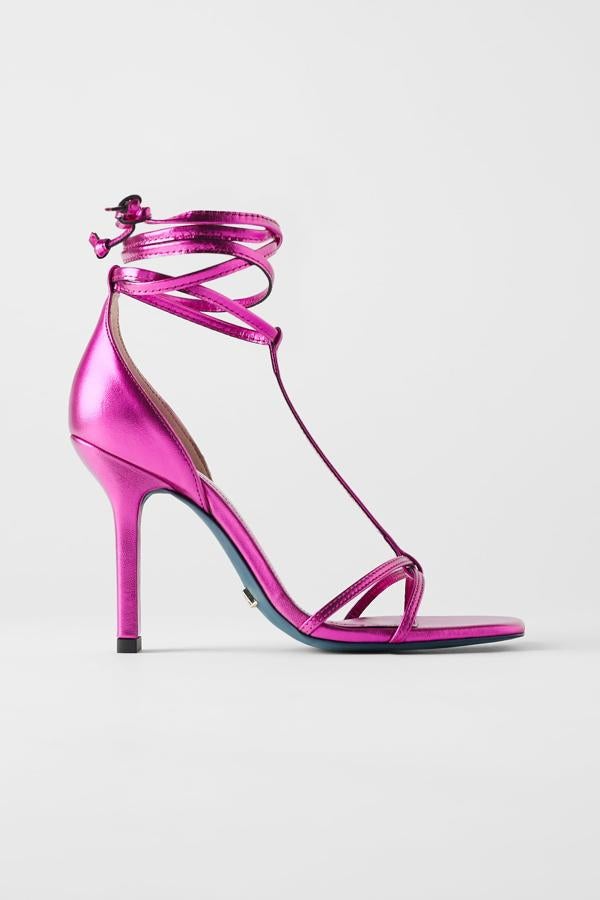 En rosa metalizado y con tacón alto pero no demasiado fino (69,95 euros).