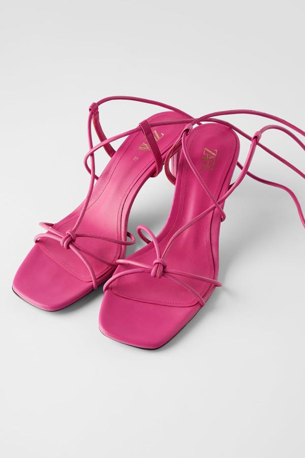 Este modelo de tiras con detalle de nudo en la pala y cuerdas que se atan a lo largo de la pierna es ya el favorito de las influencers. Las hay en varios colores (59,95 euros).