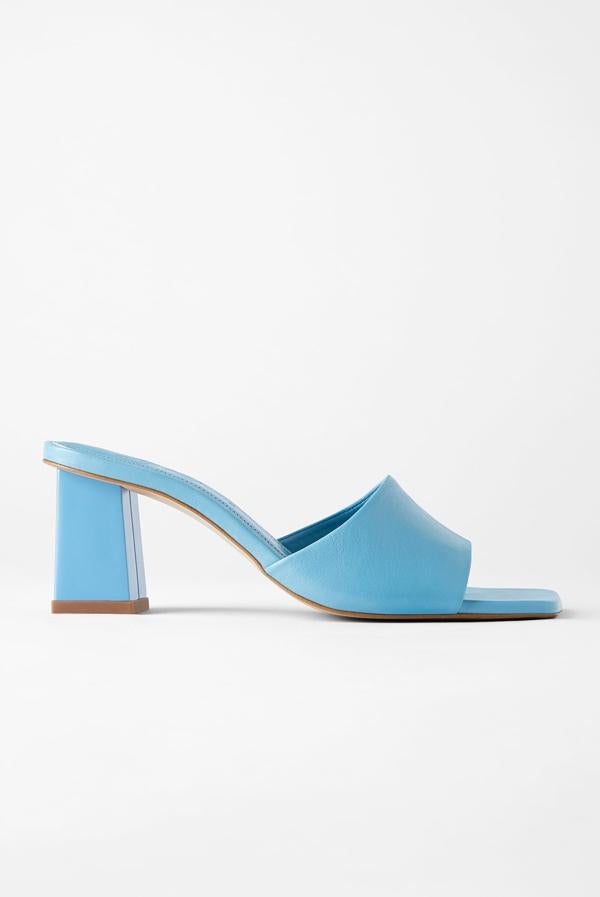 Con tacón nidi cuadrado, tienen el color perfecto para resaltar el bronceado de las piernas. Además su pala ancha las convierte en las más cómodas del momento (39,95 euros).