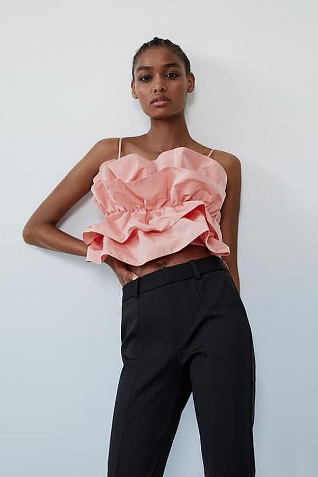 Su diseño cuenta con maxi volantes por toda la prenda.