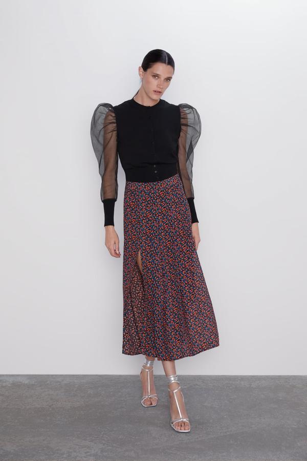 Falda fluida con aberturas en el delantero y cierre lateral con estampado floral, 29,95 euros.