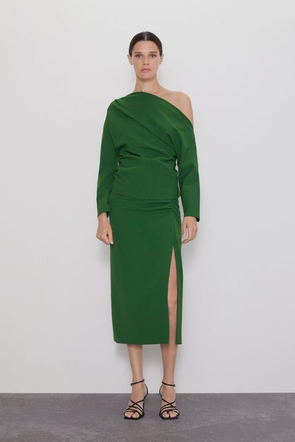 Falda midi de tubo con detalle de frunce lateral y abertura, 39,95 euros.