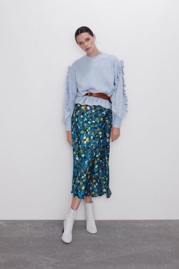 Falda con pliegues en el delantero, botones falsos forrados y abertura frontal, 25,95 euros.