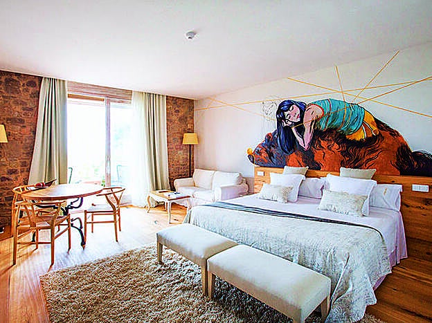 Debajo, la habitación Lana, una de las 20 estancias únicas con las que cuenta la Masía de La Garriga.