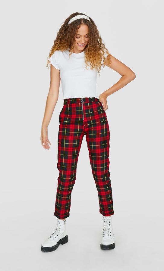 Va a ser el estampado del otoño/invierno, también en los pantalones. Este modelo de Stradivarius tiene un toque diferente gracias a su cierre de cremallera (19,99 euros).